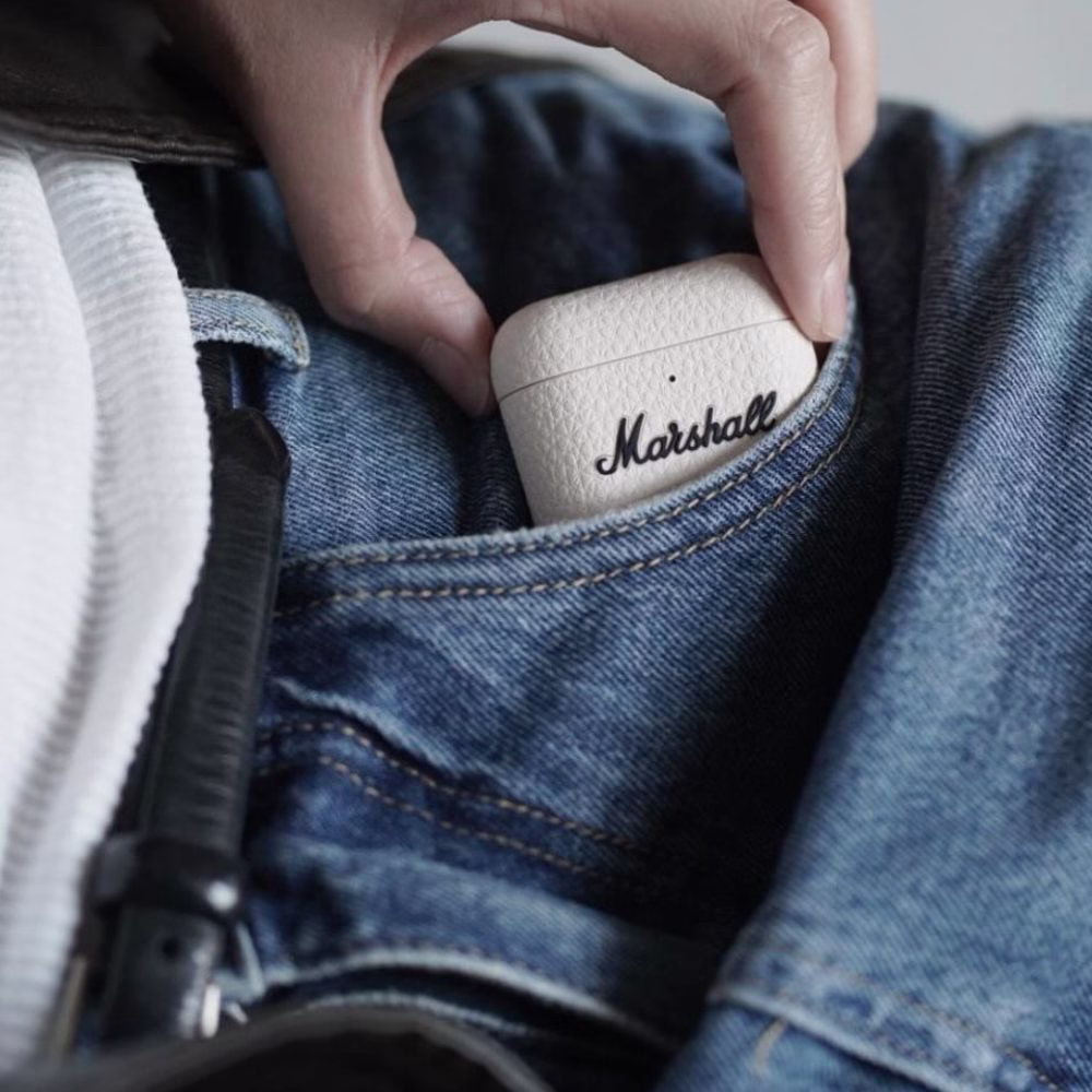 Кейс наушников Marshall Minor IV Cream в кармане джинсов